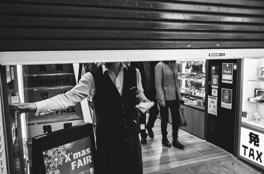 store detective investigating theft