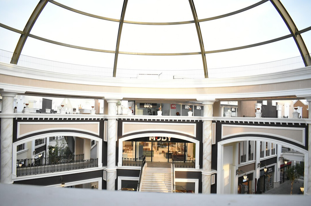 undercover detective in shopping mall