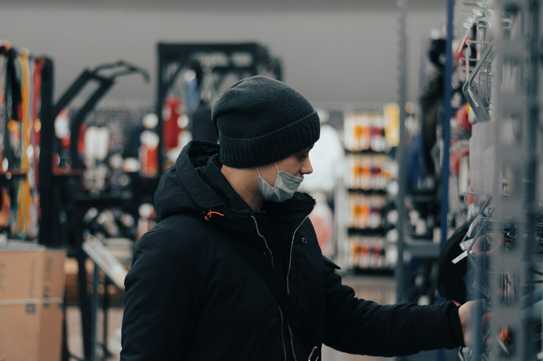 detective observing shoplifter